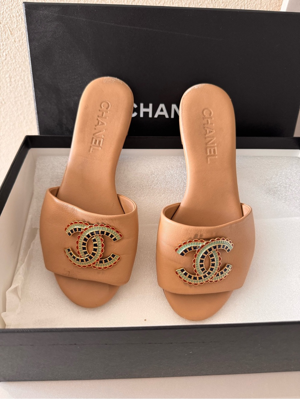 CHANEL Tan Leather Slide Sandals with Embellished CC Logo size 36 - Picture 2 of 9